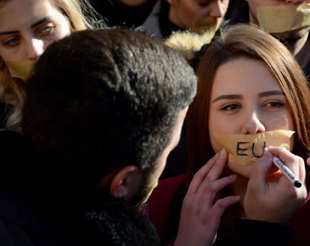 ПРОТЕСТ СРБА У МИТРОВИЦИ: Прећи са речи на дела (ФОТО+ВИДЕО)